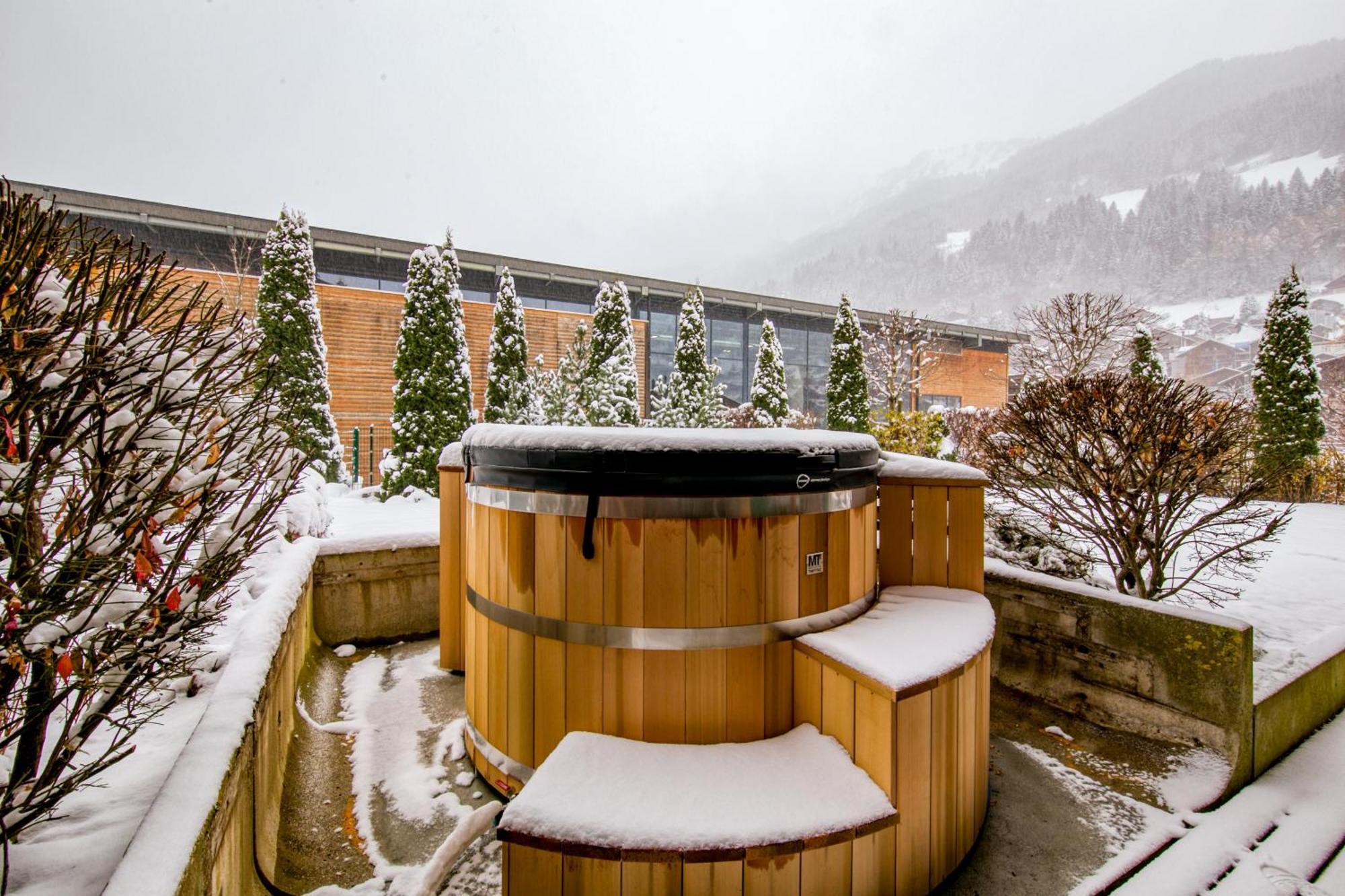 Lodge 01 Next To Skilift, Hot Tub & Bbq Champery Exterior photo